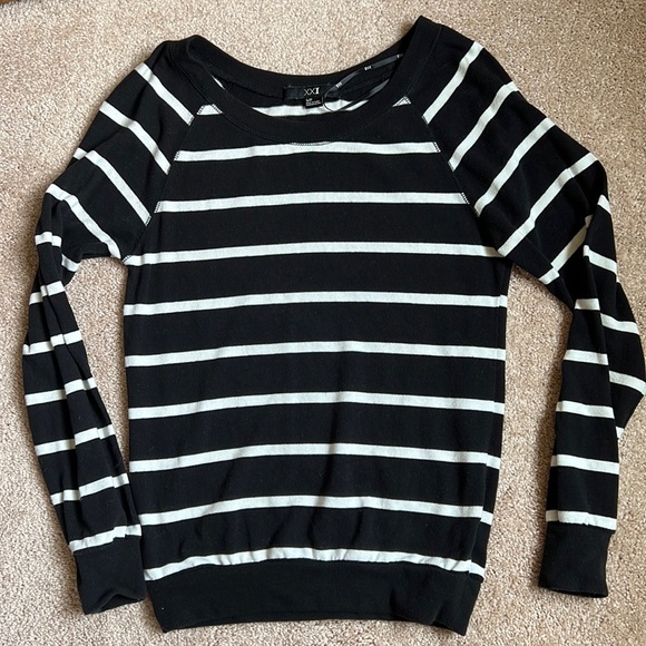 Forever 21 Black & White Striped Lightweight sweater. Size small - Picture 1 of 5